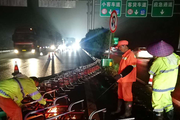 對中央伸縮護欄進行修復.jpg