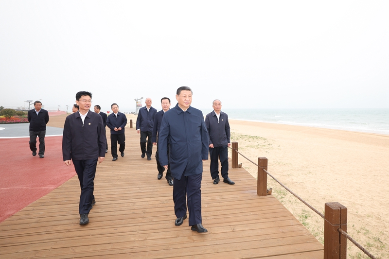 5月22日至24日，中共中央總書記、國家主席、中央軍委主席習(xí)近平在山東考察。這是22日下午，習(xí)近平在日照市陽光海岸綠道考察。