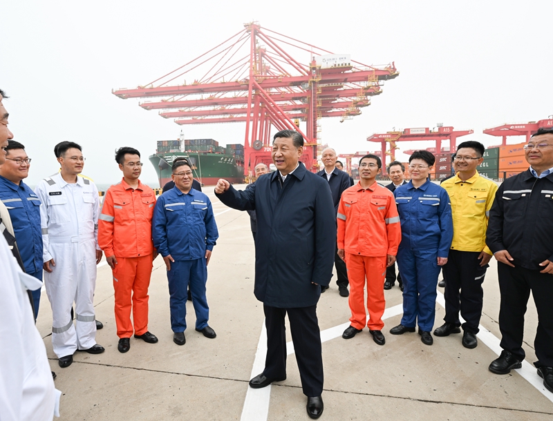 ??5月22日至24日，中共中央總書記、國家主席、中央軍委主席習(xí)近平在山東考察。這是22日下午，習(xí)近平在日照港親切慰問港口科技工作者、運(yùn)營人員、航運(yùn)人員。 